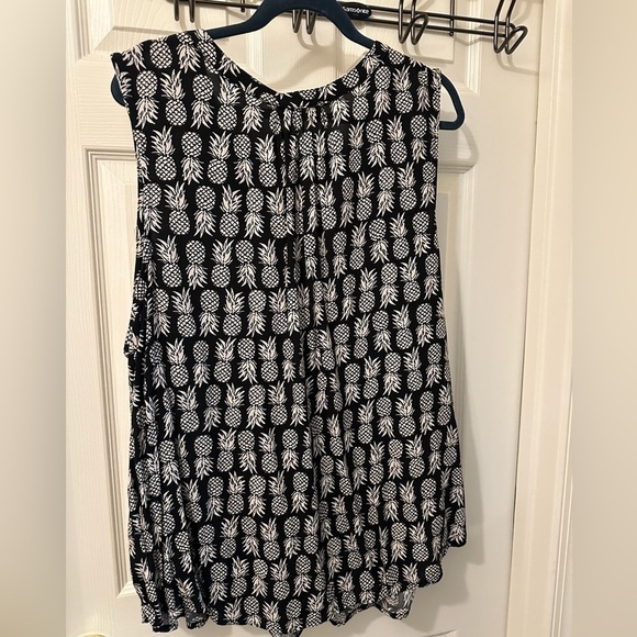 Split neck pleated sleeveless top in pineapple print, 3X, great condition! - Picture 2 of 5